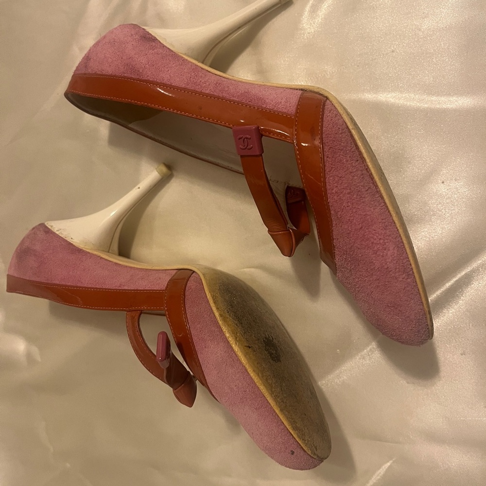 CHANEL Pink and Brown Heels with Bow Accent - Picture 4 of 7